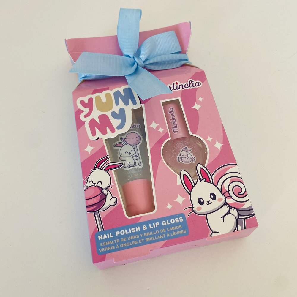 Conjunto verniz unhas e brilho labial com embalagem rosa e laço azul decorada com coelhos