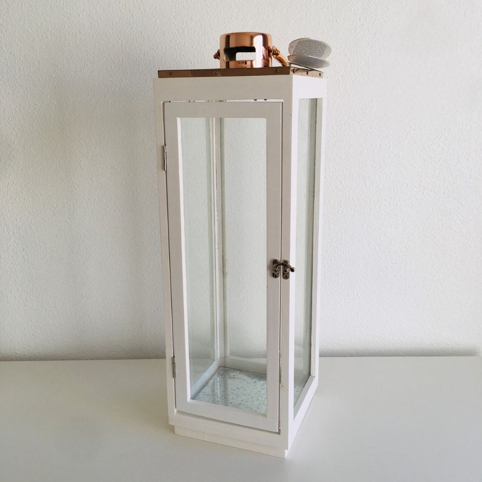 Lanterna decorativa branca em madeira com vidro e topo em metal cobre