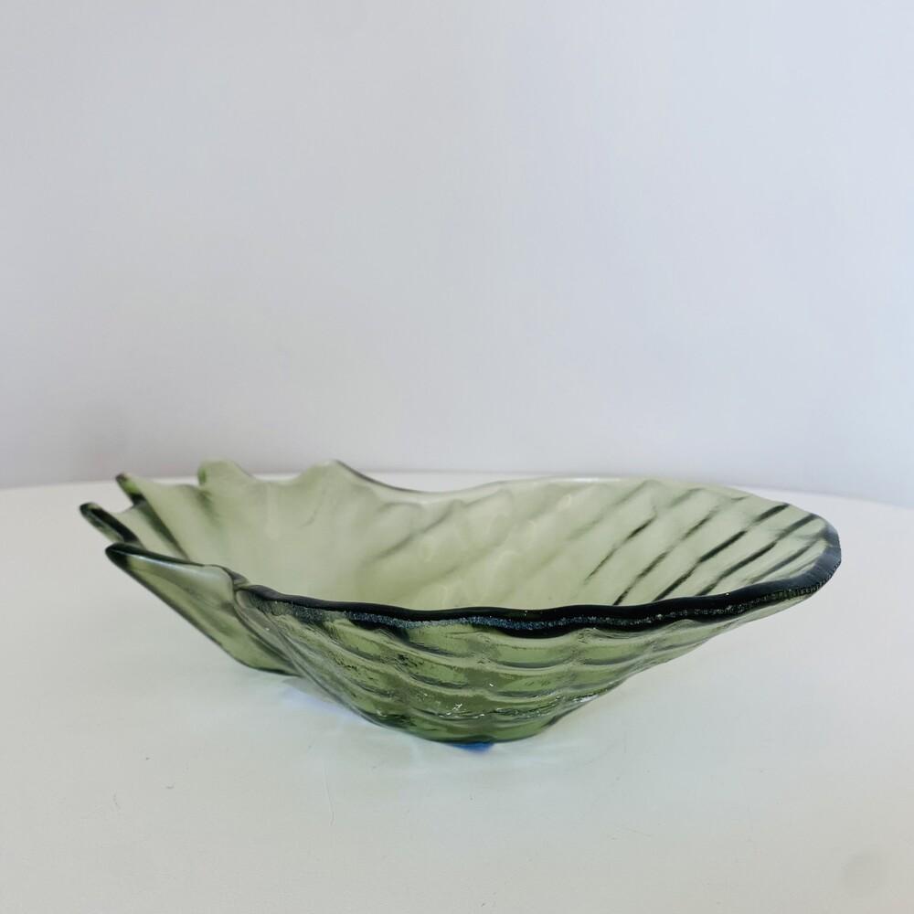 Prato decorativo em vidro verde translúcido com textura ondulada e borda preta