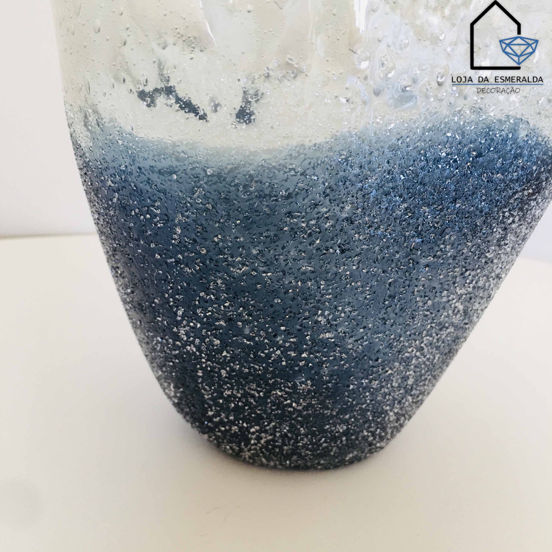 Base de vaso decorativo azul com textura rugosa
