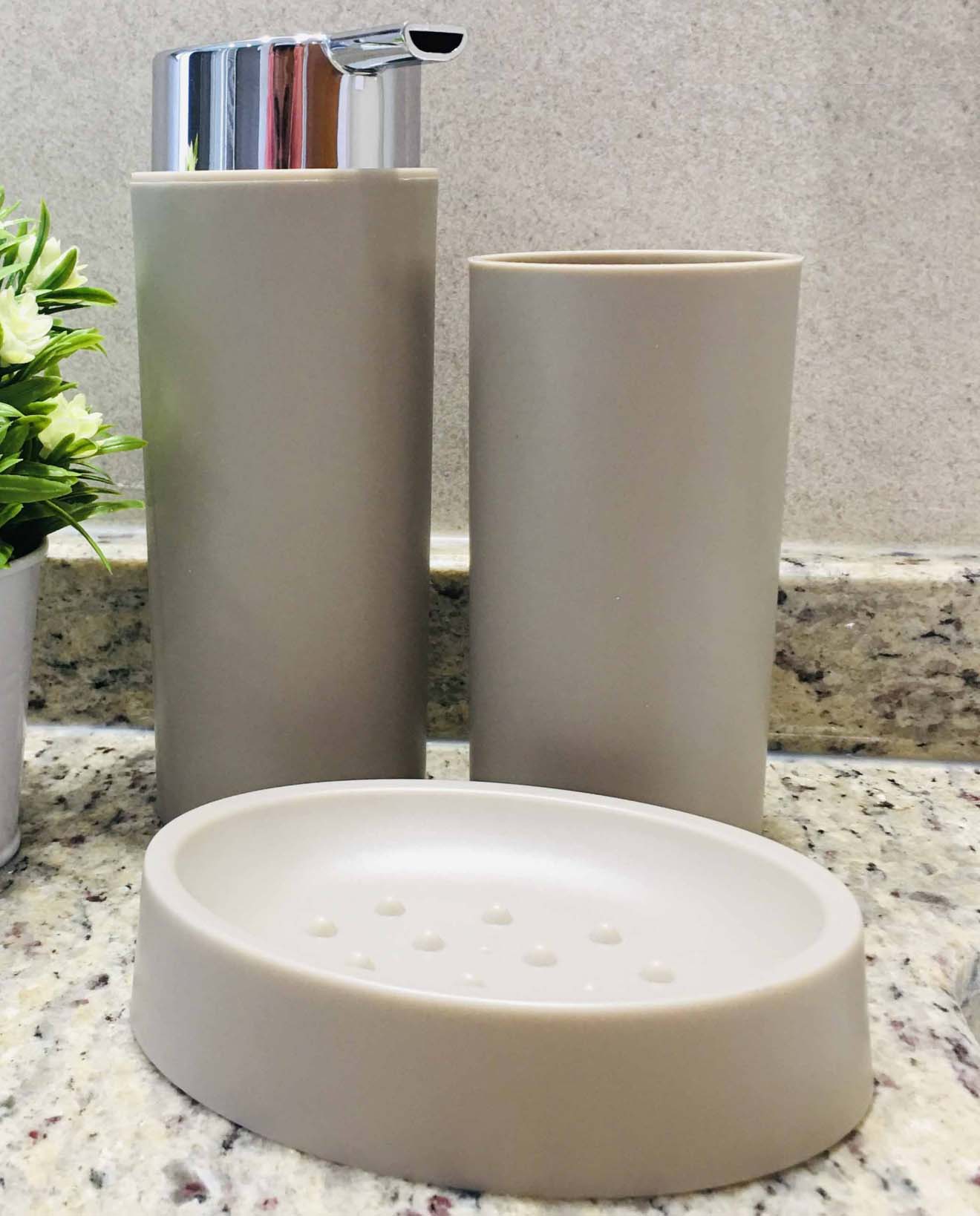 Conjunto de acessórios de casa de banho cinzentos sobre bancada de mármore