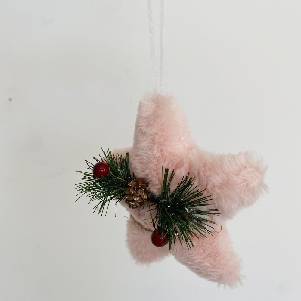 Estrela decorativa de Natal em tecido rosa com enfeites de pinheiro