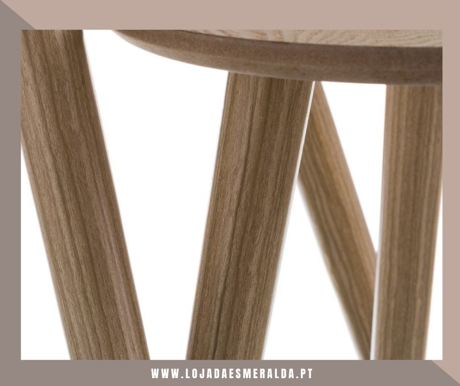 Detalhe das pernas de móvel em madeira clara com textura natural