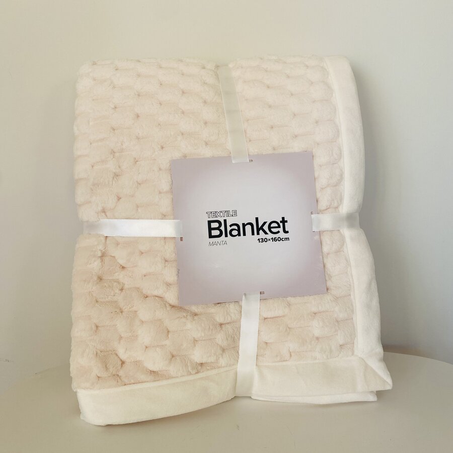 Cobertor creme macio com etiqueta e fita branca