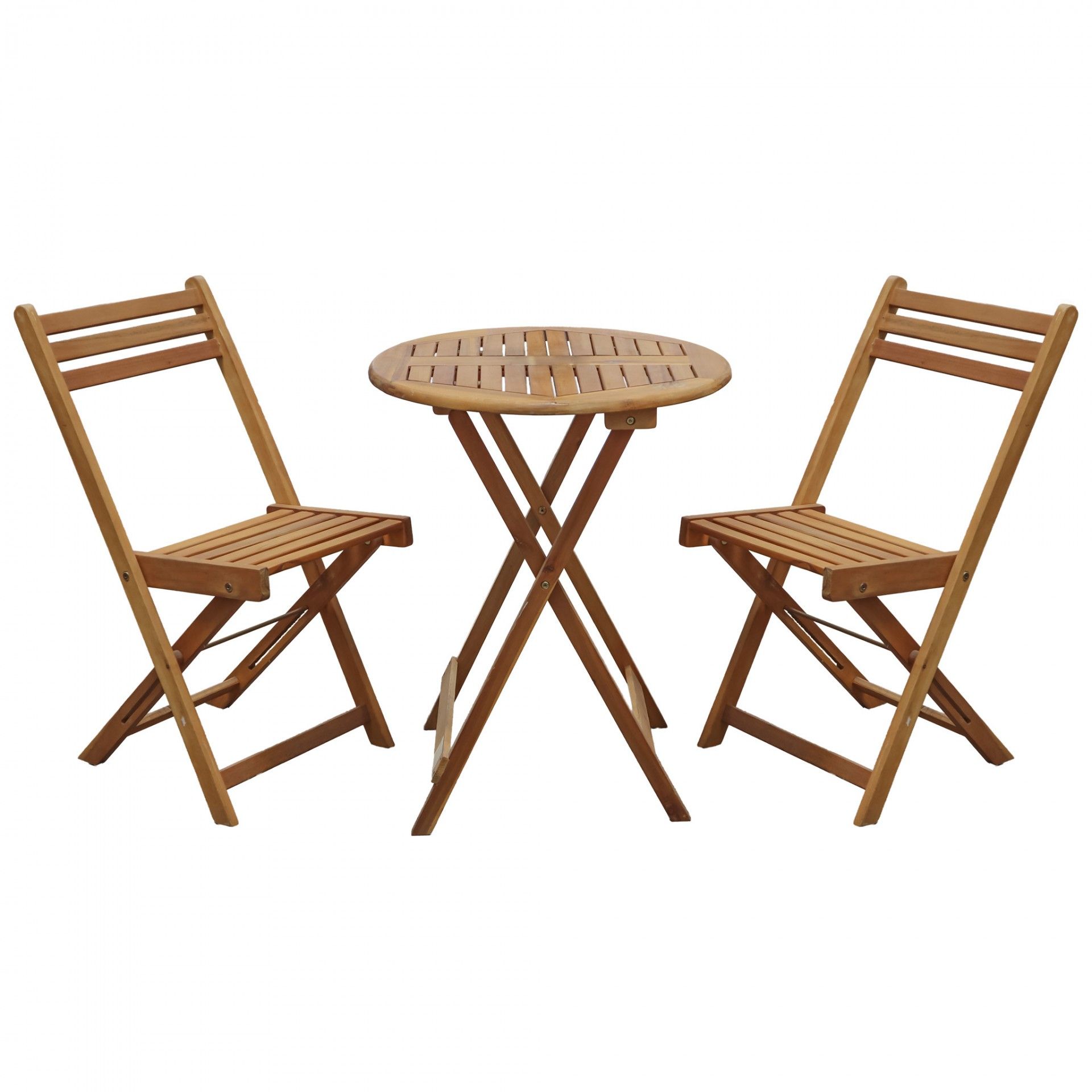 Mesa redonda e duas cadeiras de madeira para exterior, cor castanha clara.