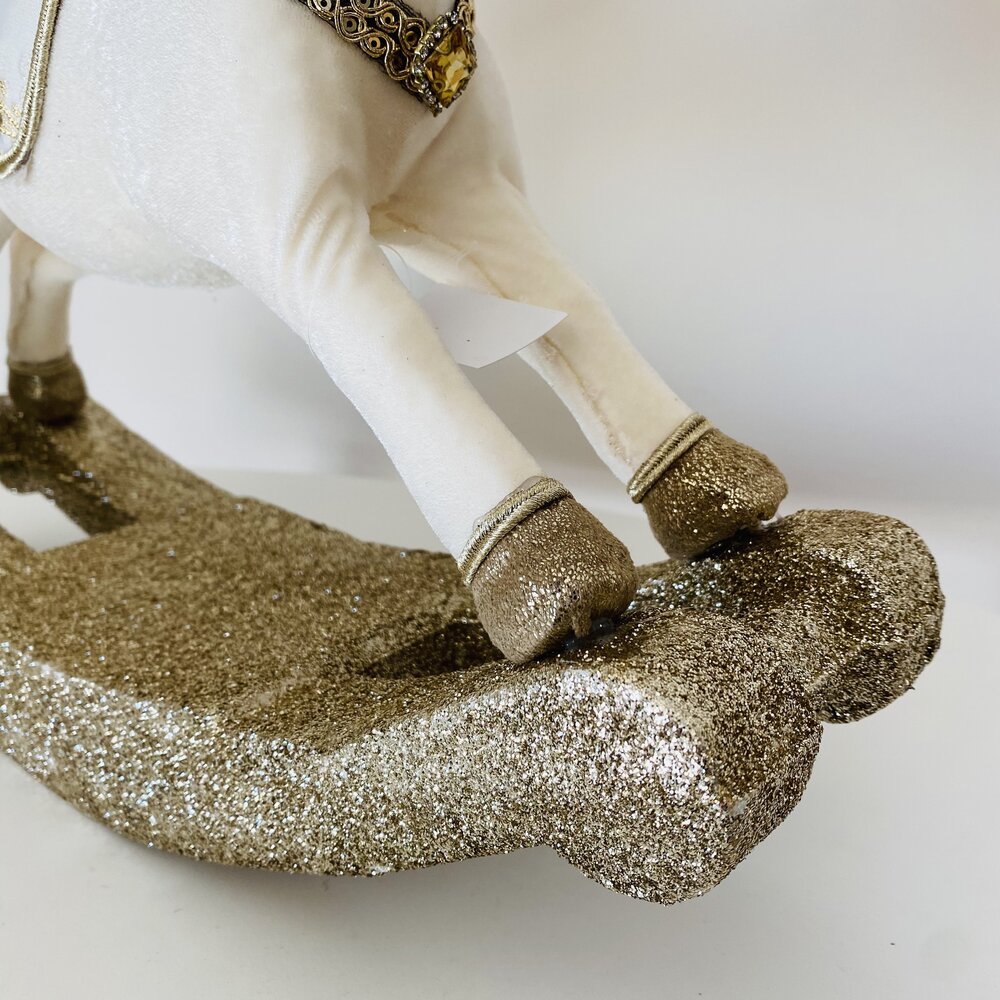 Cavalo decorativo branco com ferraduras douradas em base glitter dourada