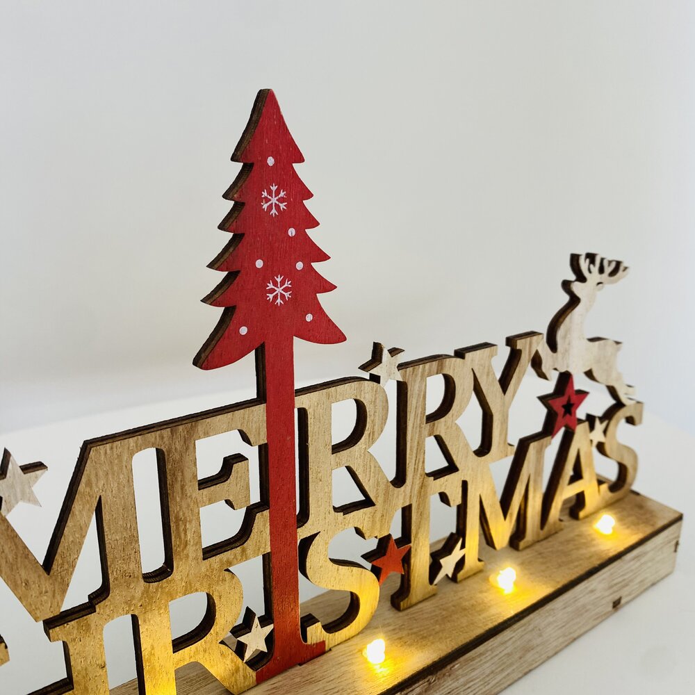 Decoração de madeira com texto natalício, árvore vermelha e rena, base com luzes LED