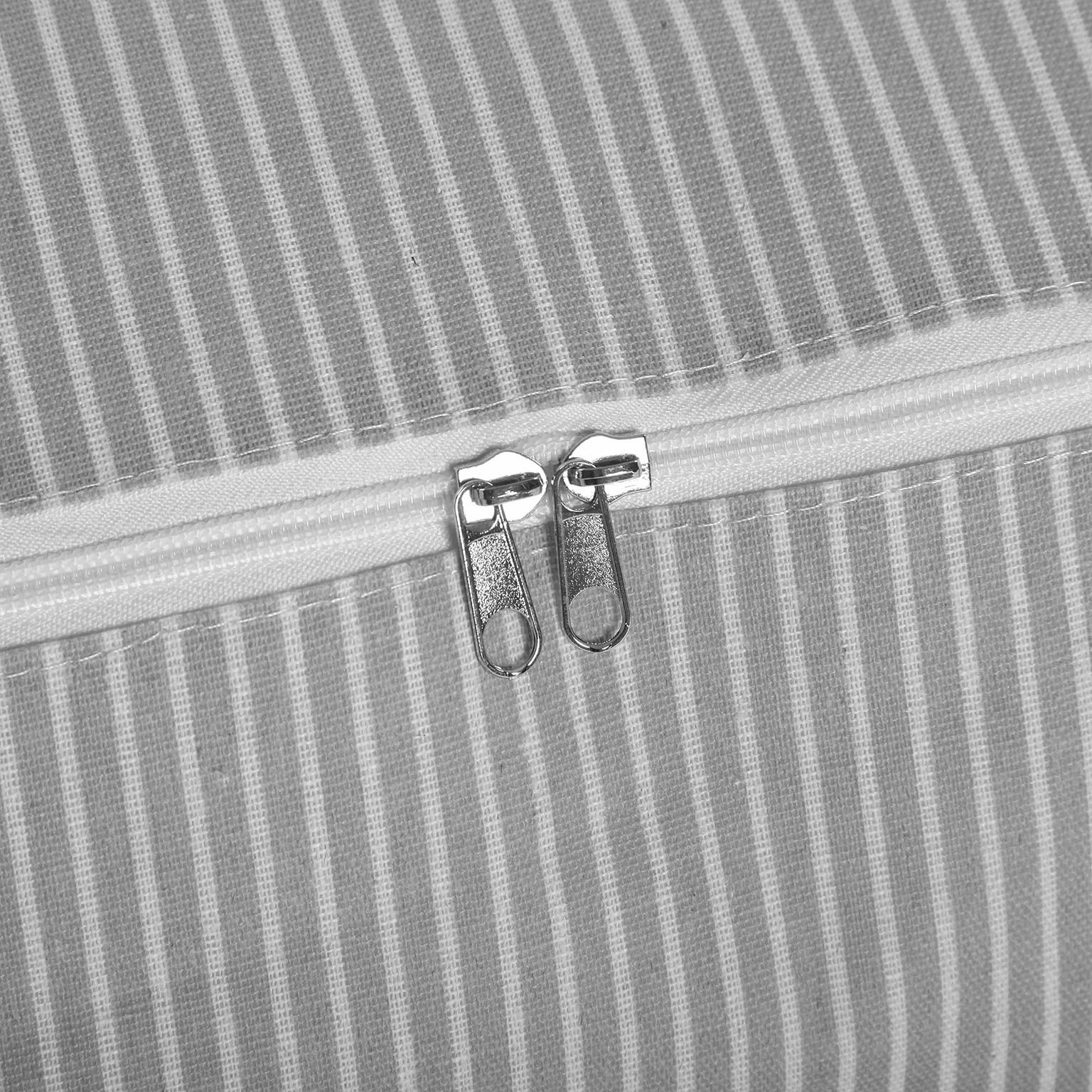 tecido cinza riscado branco com fecho de correr branco e dois puxadores metálicos prateados