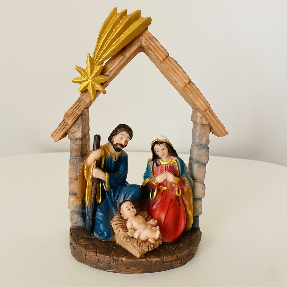 Miniatura de presépio com José, Maria e Menino Jesus em estrutura de madeira