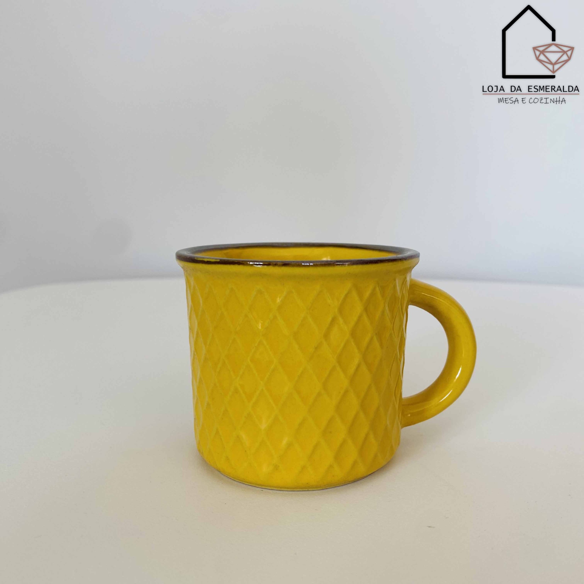 Caneca amarela de cerâmica com padrão quadriculado e borda escura