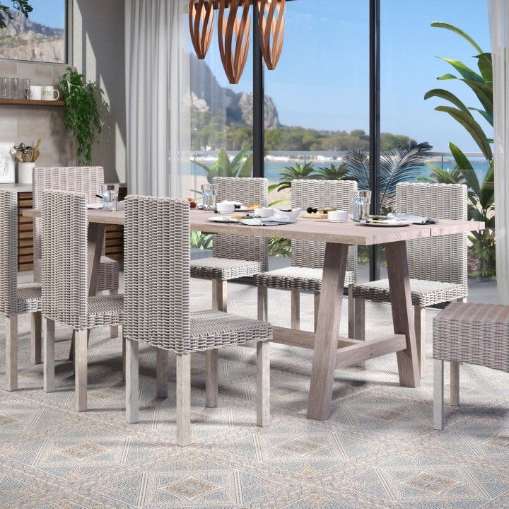 Conjunto sala de jantar em madeira clara com cadeiras rattan cinza e mesa retangular