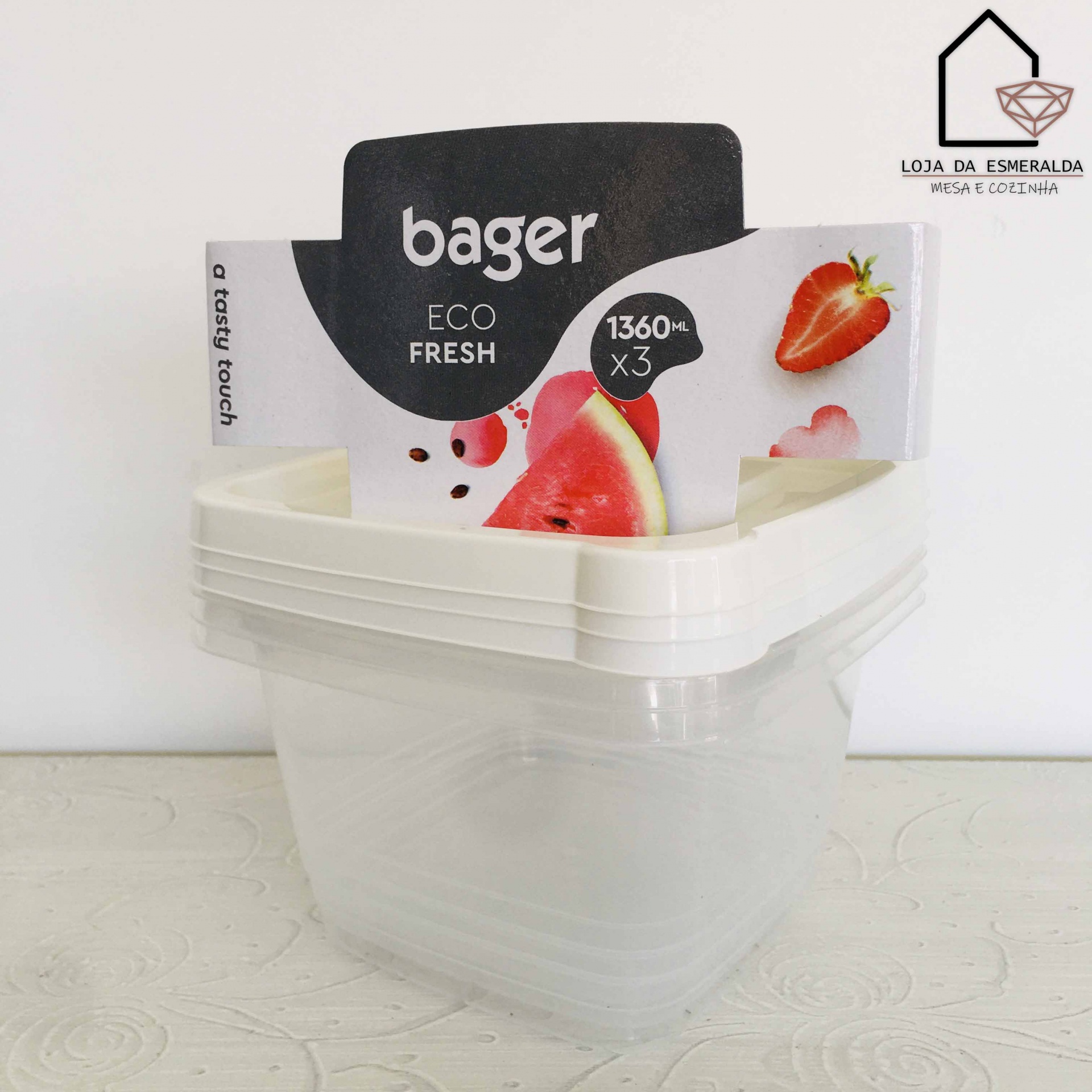 Conjunto de recipientes plásticos transparentes com tampas brancas e etiqueta colorida com texto e imagens de frutas.