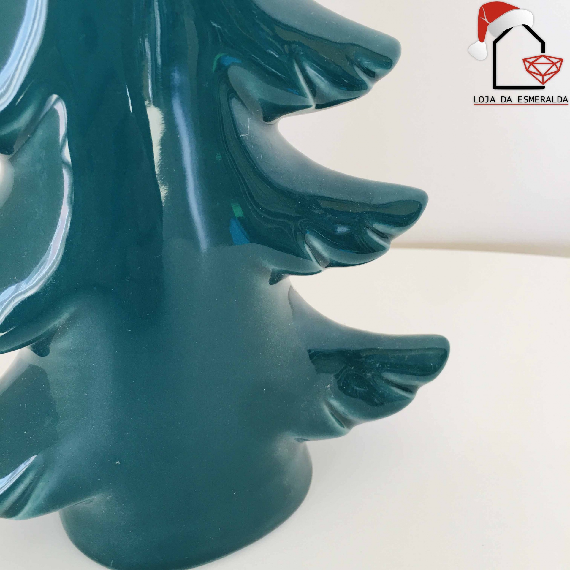 Árvore de Natal verde em cerâmica brilhante com logótipo Loja da Esmeralda