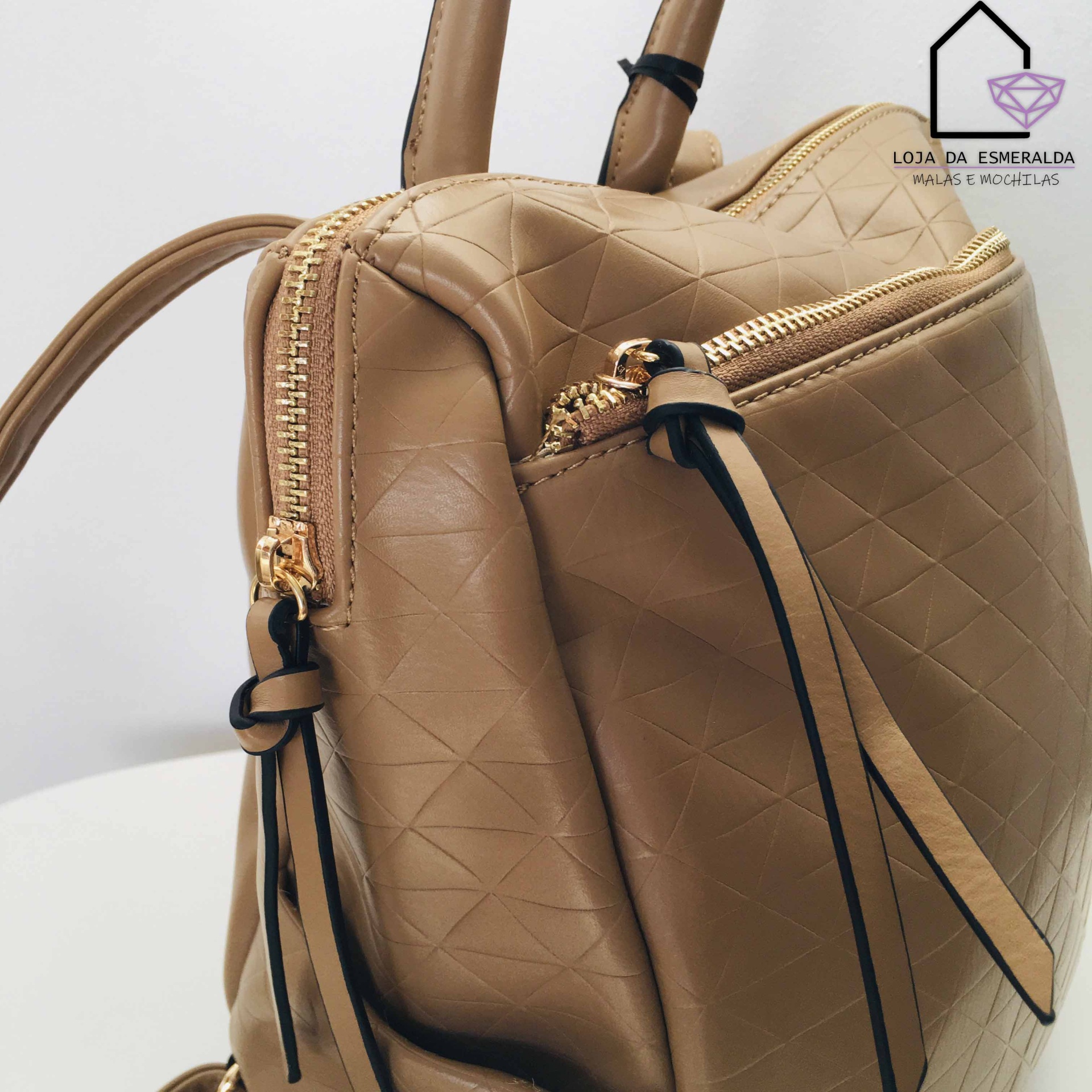 Mochila bege sintética matelassê com fechos dourados e puxadores em tiras de couro