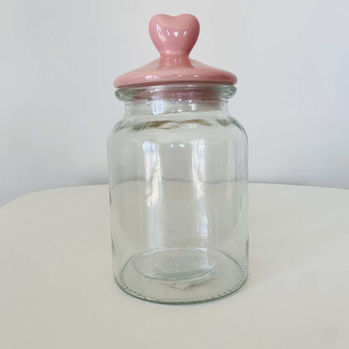 Frasco de vidro com tampa rosa em forma de coração