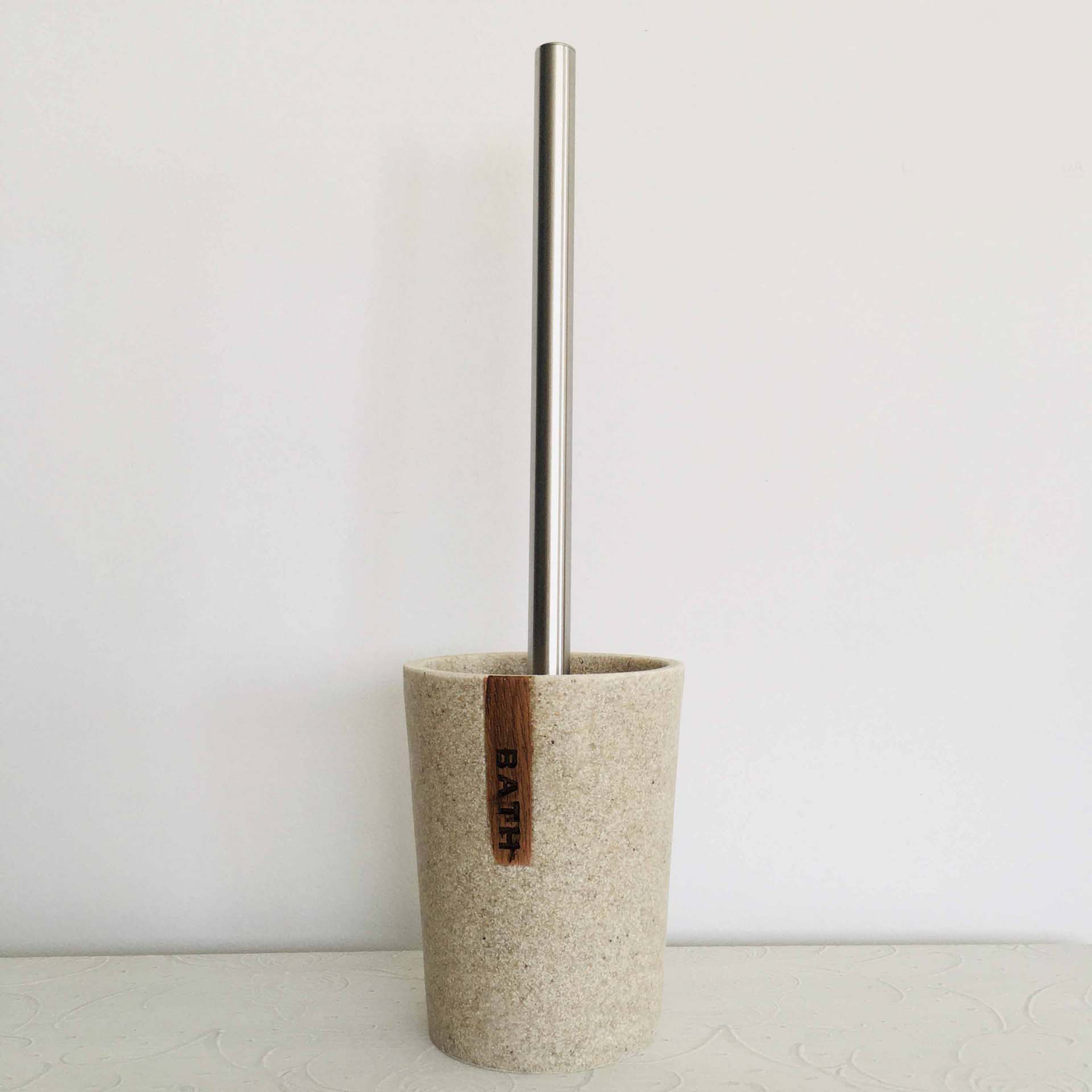 Escova sanitária com suporte de efeito pedra e cabo metálico prateado