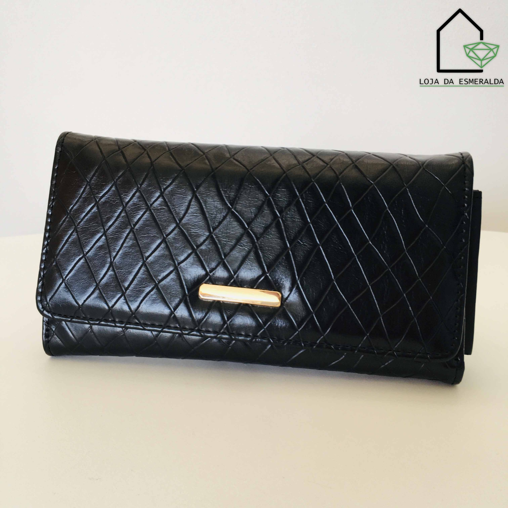 Carteira preta em relevo quadriculado com fecho dourado