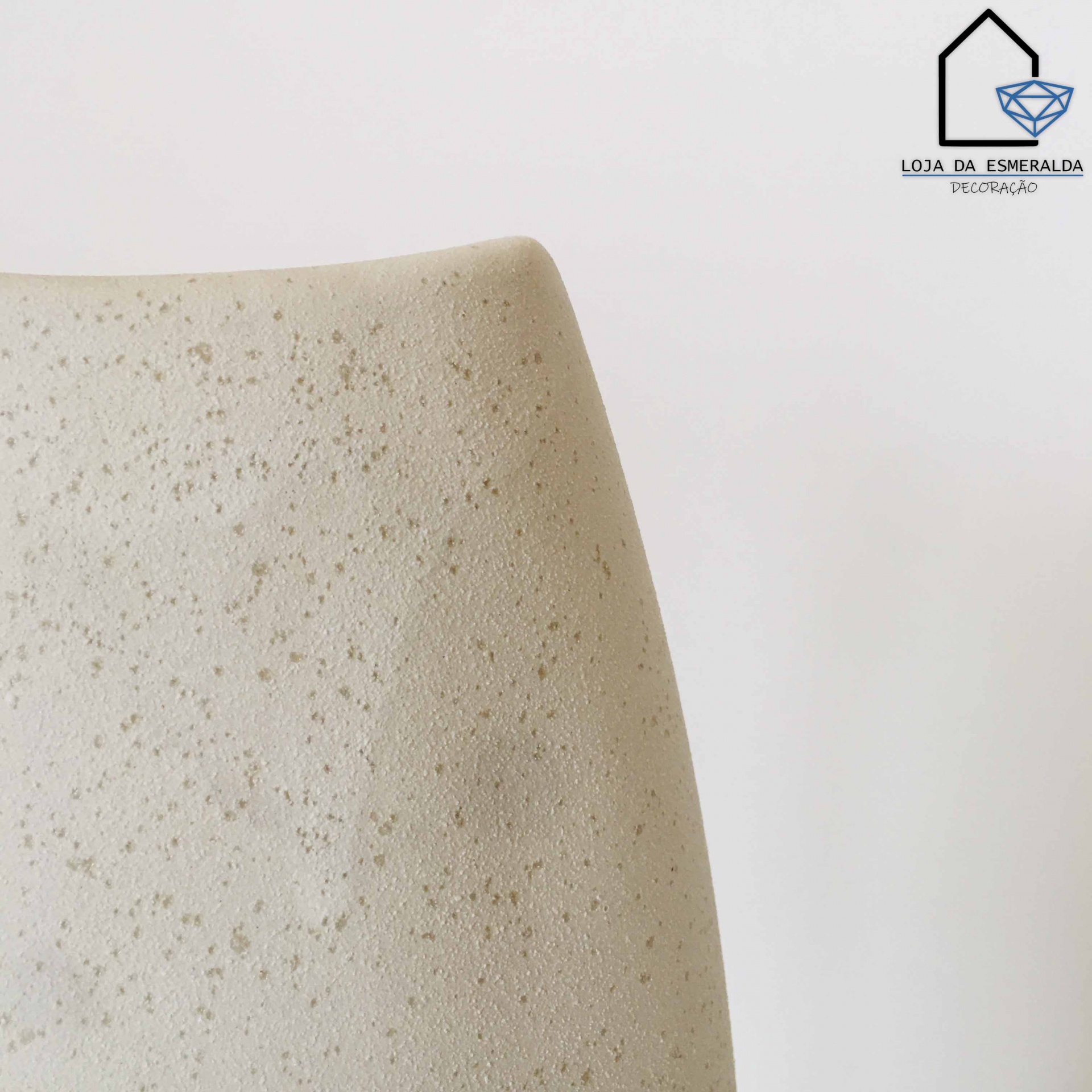 Vaso decorativo de cerâmica creme com textura pontilhada em fundo branco e logótipo Loja da Esmeralda.