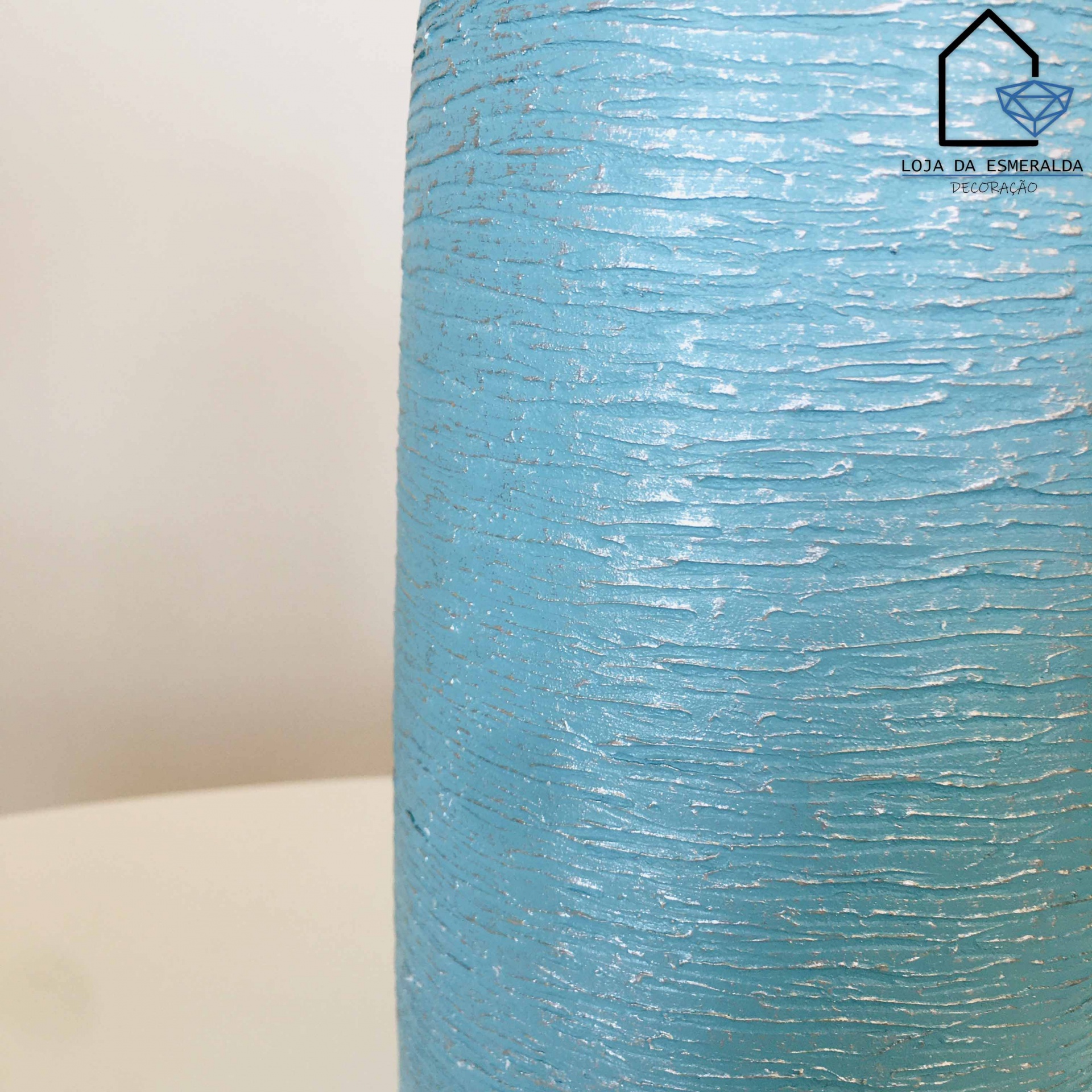 Vela decorativa azul com textura rugosa e linhas prateadas