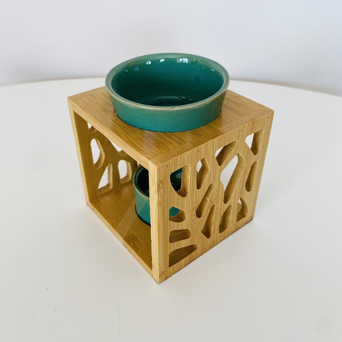 Suporte cúbico em madeira com recipiente de cerâmica verde