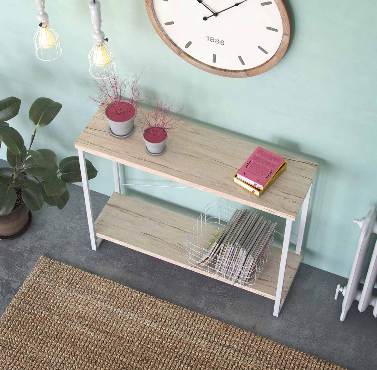 Mesa de apoio com madeira clara e estrutura branca numa sala com parede verde menta e relógio grande.