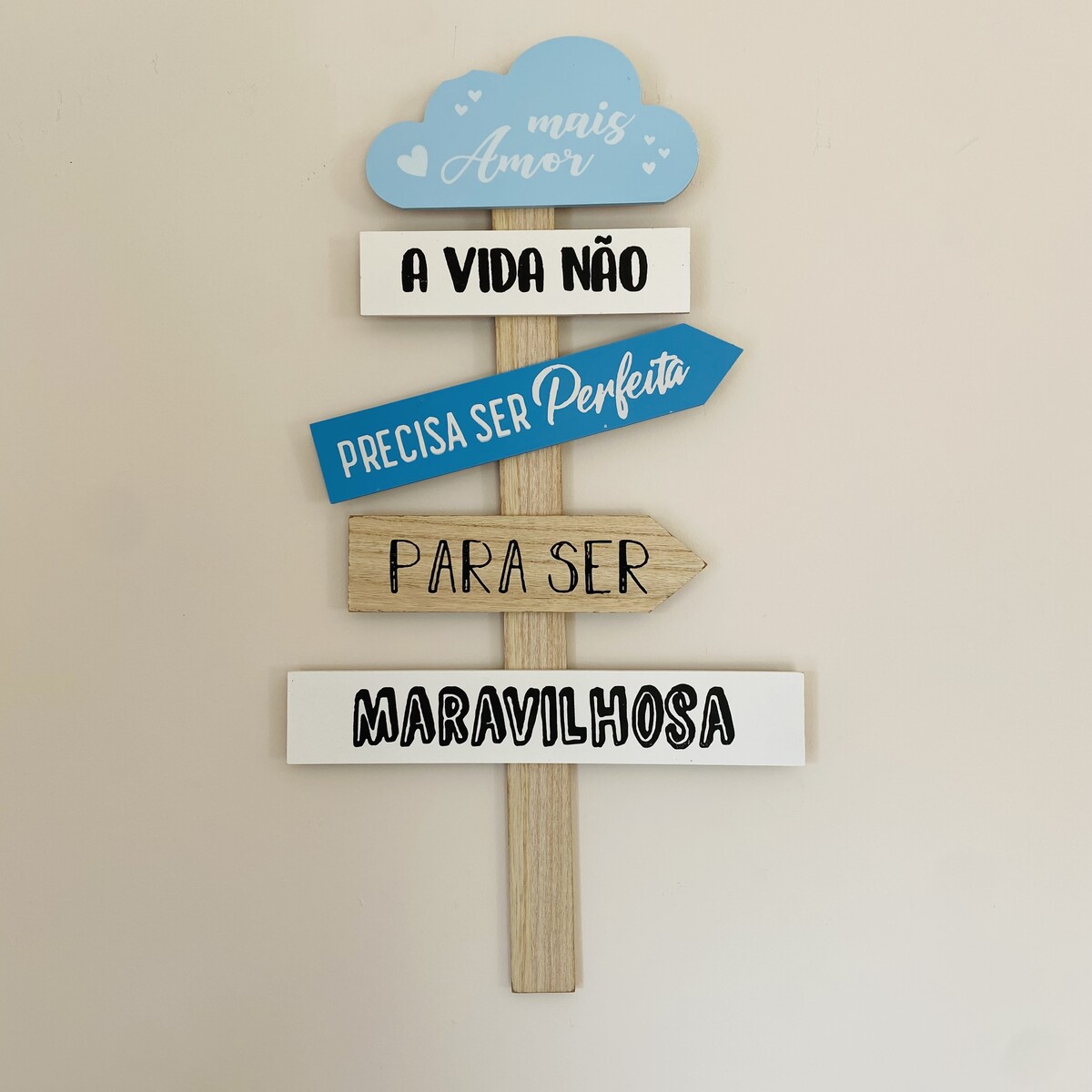 Objeto decorativo em madeira com texto inspirador colorido