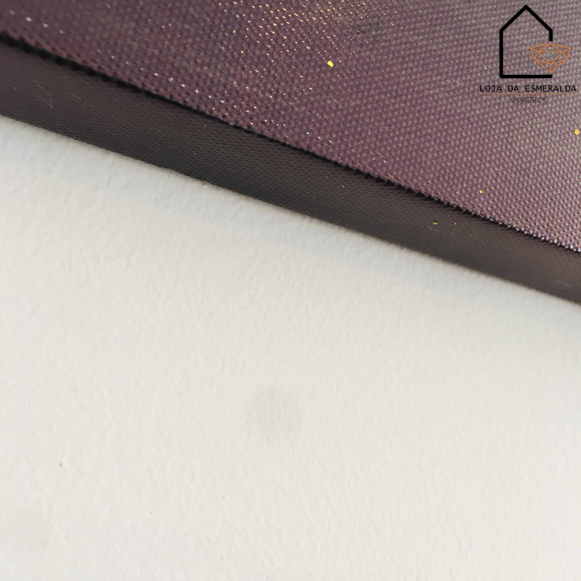 Canto superior de objeto roxo com textura, borda preta e logotipo loja