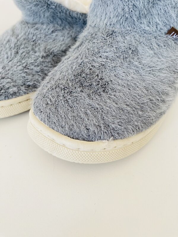 Sapatilhas cinzentas peludas com sola branca