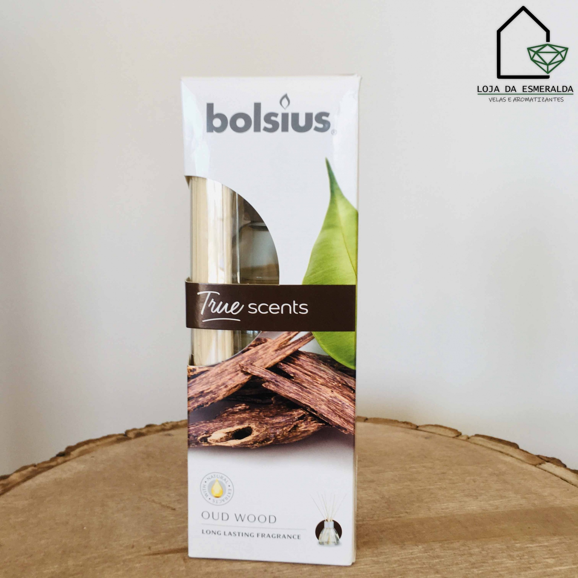 Caixa de velas Bolsius fragrância Oud Wood sobre superfície de madeira