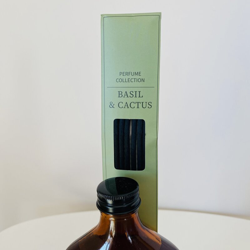 Frasco âmbar e embalagem verde de difusor de perfume Basil & Cactus