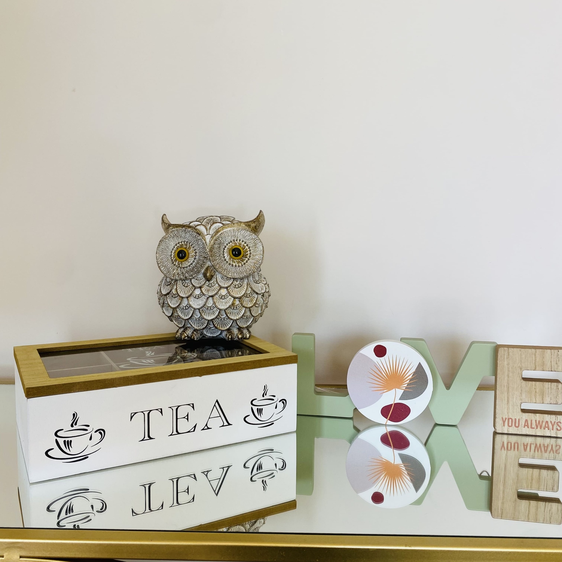 Caixa de chá branca com tampa de vidro, coruja decorativa metálica e letras coloridas LOVE