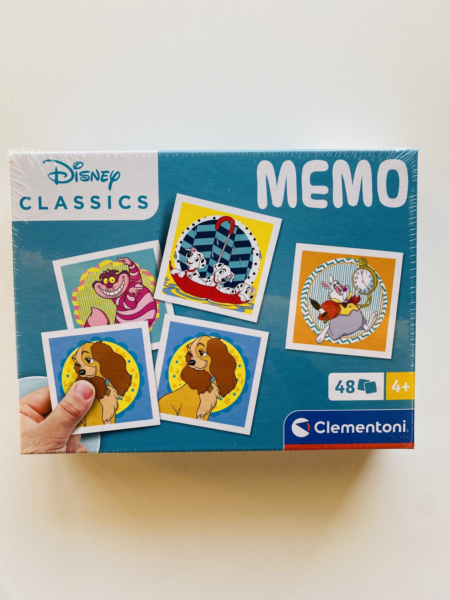 Caixa azul do jogo de cartas memo Disney Classics com personagens de desenho animado e logo Clementoni