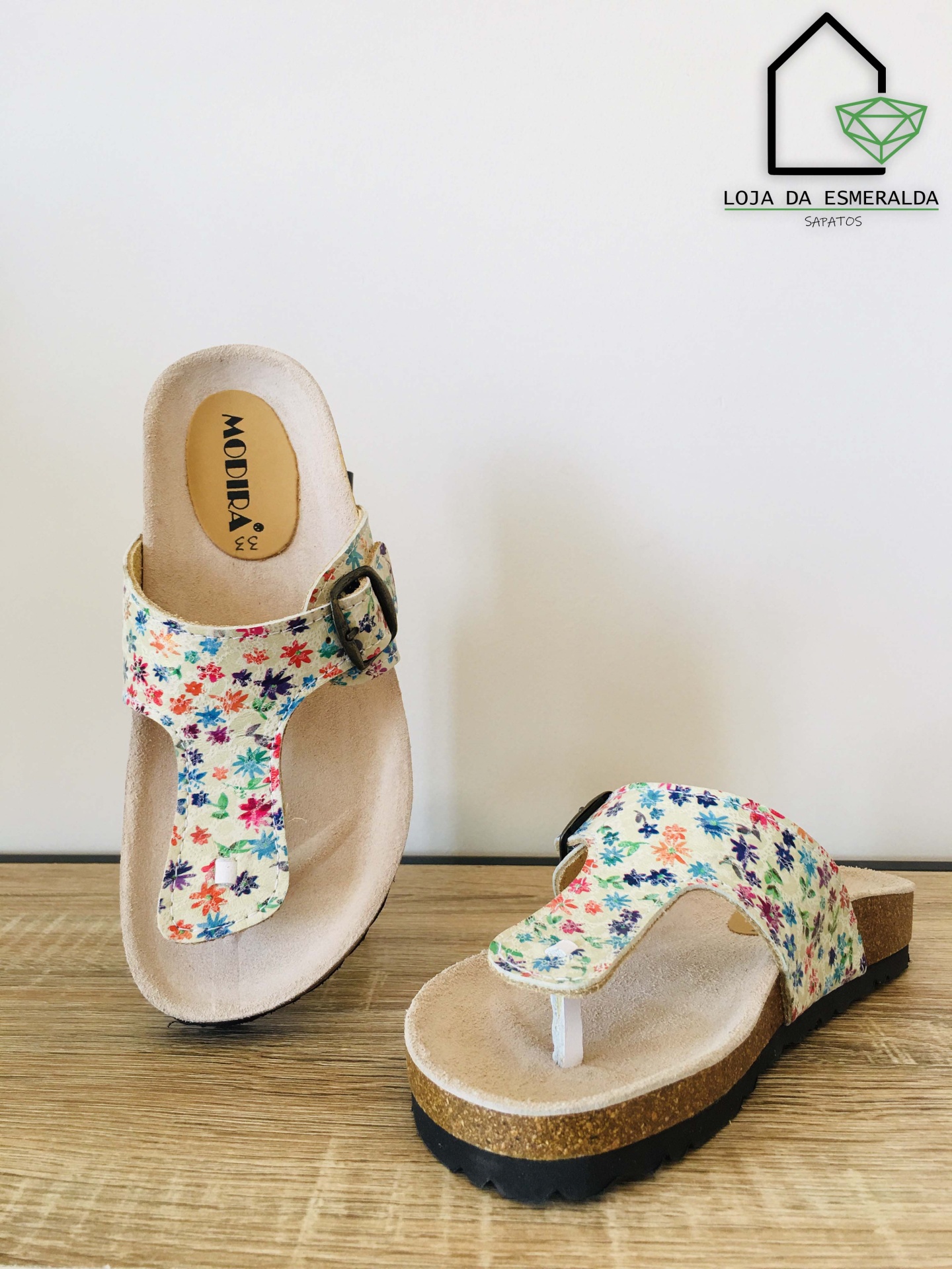 Chinelos com padrão floral, sola de cortiça e detalhe de fivela