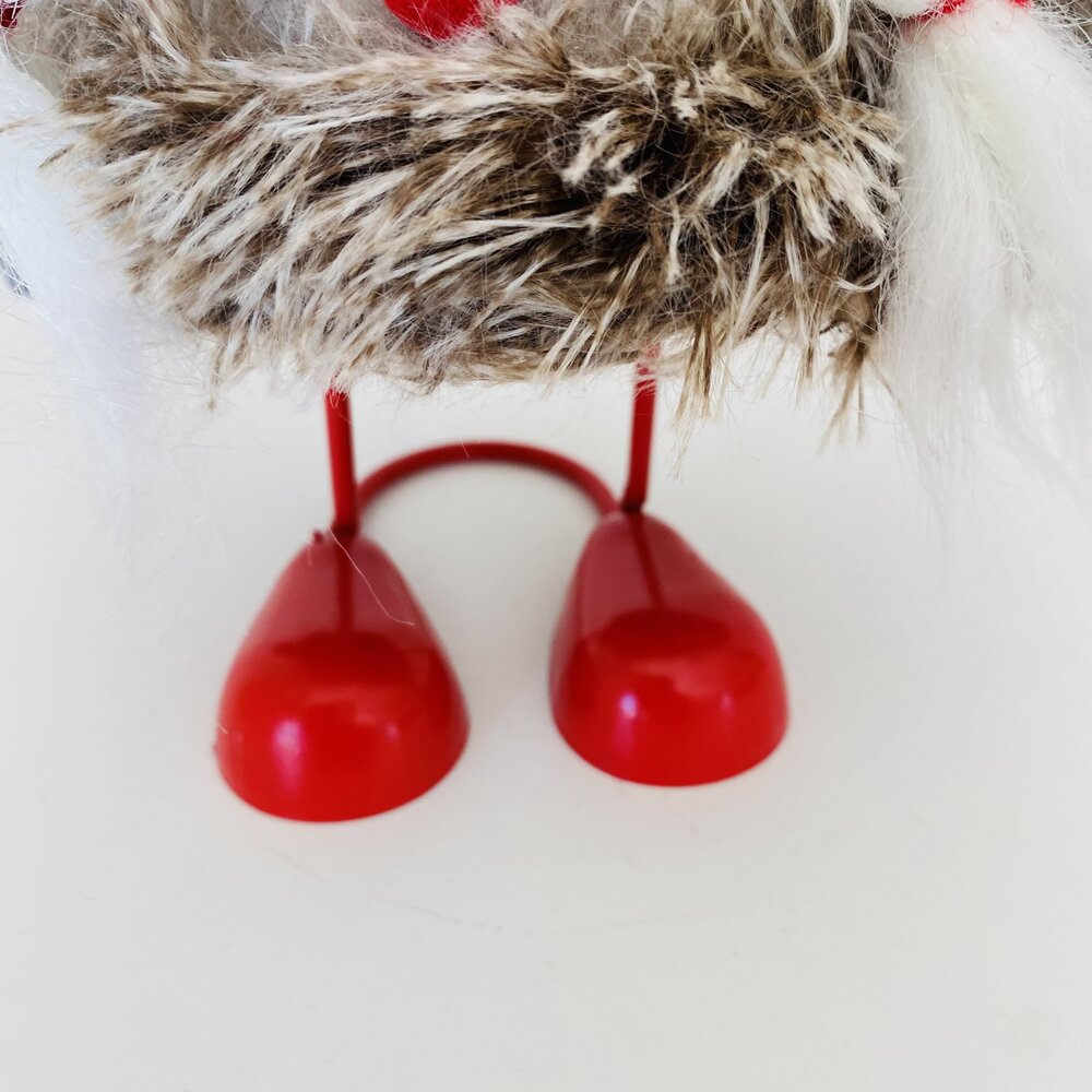Figura decorativa com patas vermelhas e corpo peludo cinzento e branco