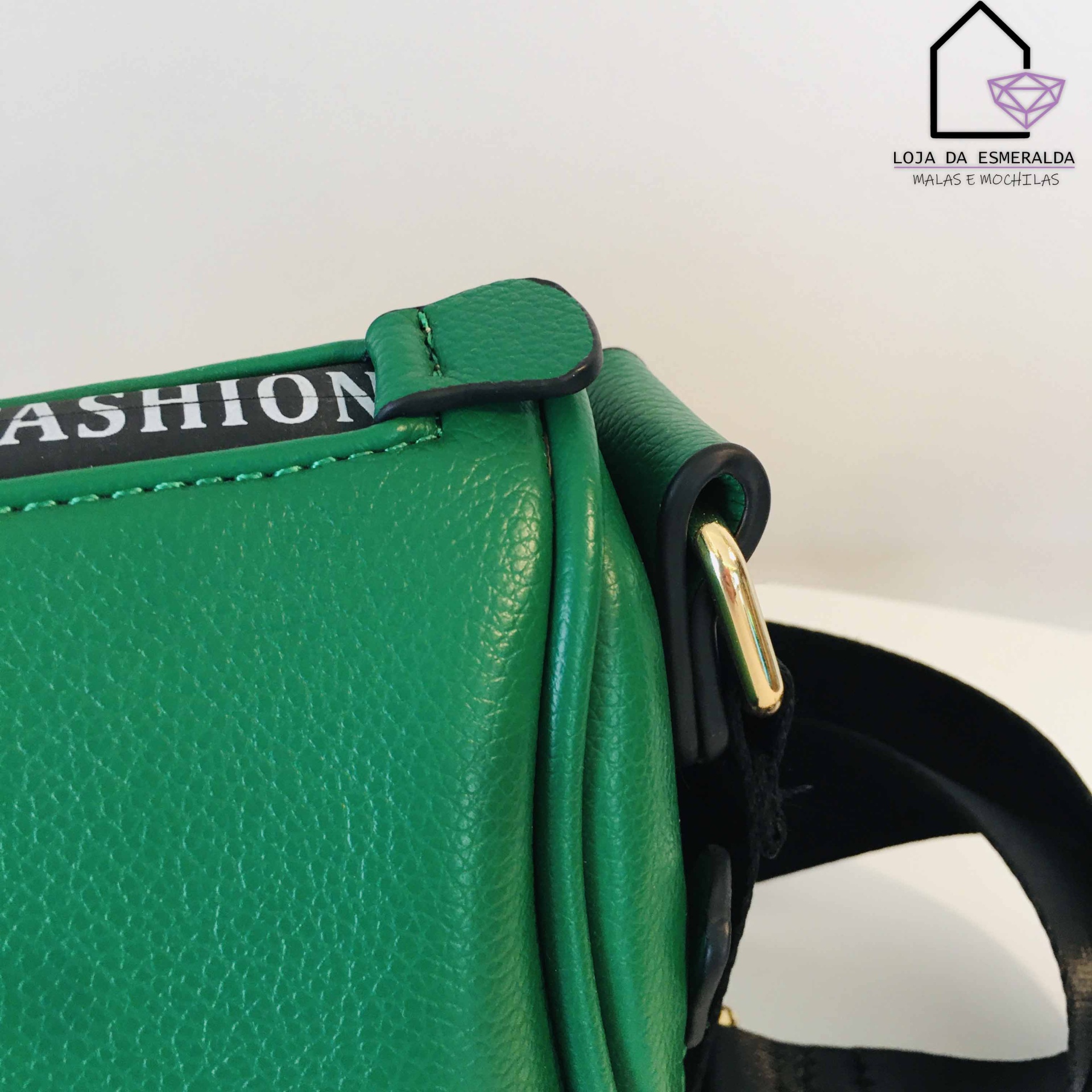 mala verde de couro com detalhe preto branco e alça preta