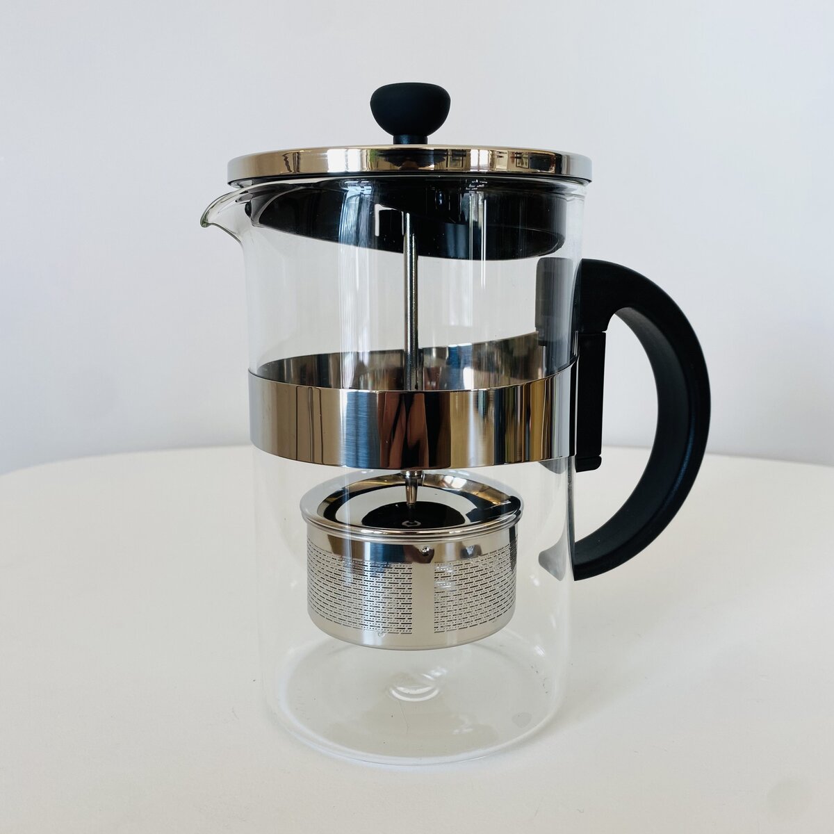 Prensa francesa para café com corpo de vidro e detalhes metálicos prateados