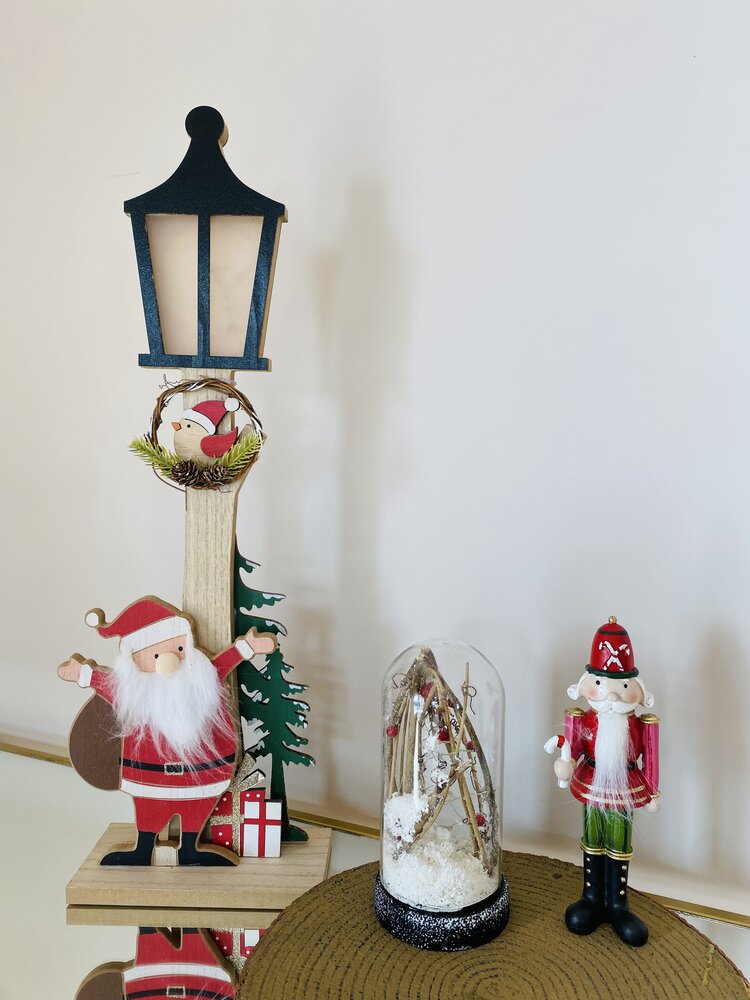 Decoração de Natal com poste de luz de madeira, boneco de Papai Noel, soldado de brinquedo e globo de neve