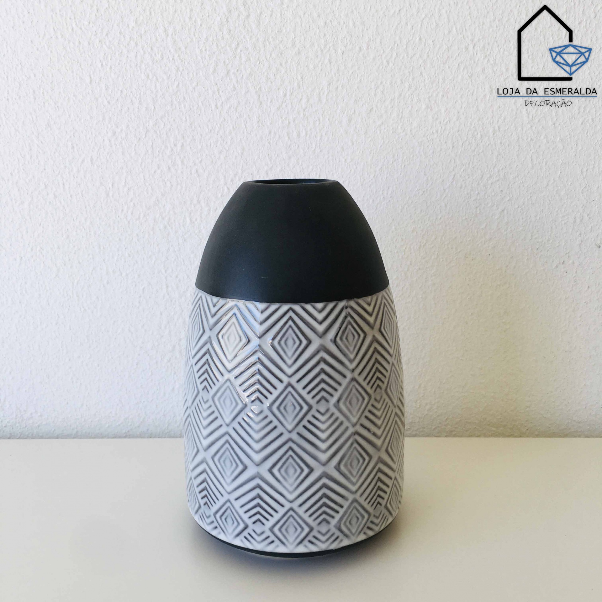 vaso decorativo cinza com padrão geométrico e topo preto