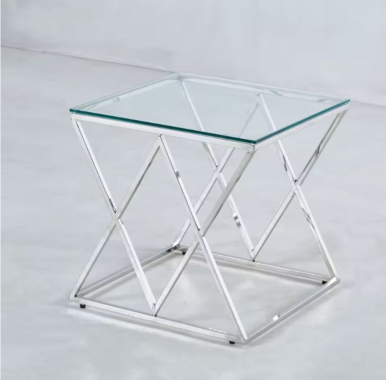 mesa de apoio com tampo de vidro e estrutura metálica prateada em X