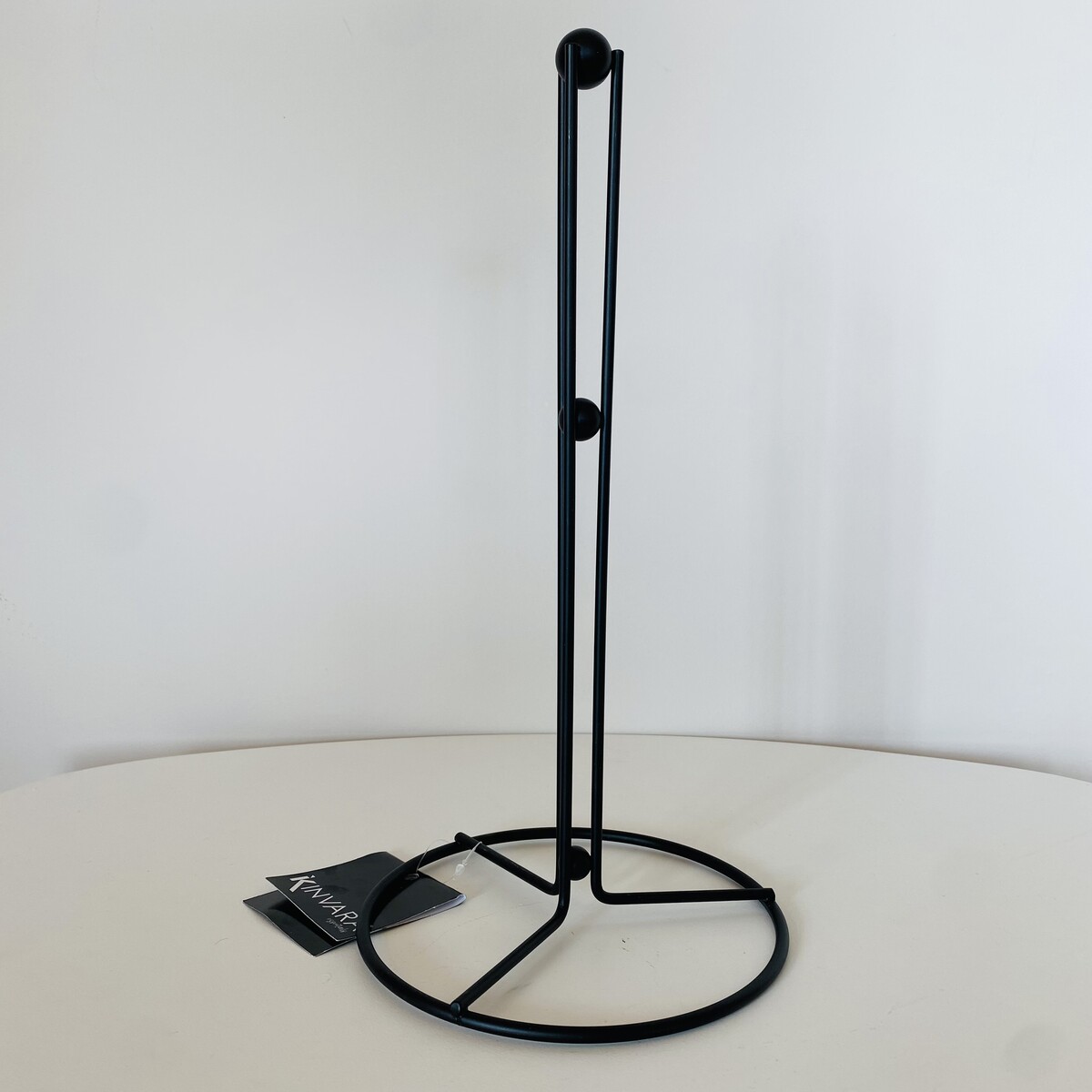 Suporte preto de metal para rolo de papel