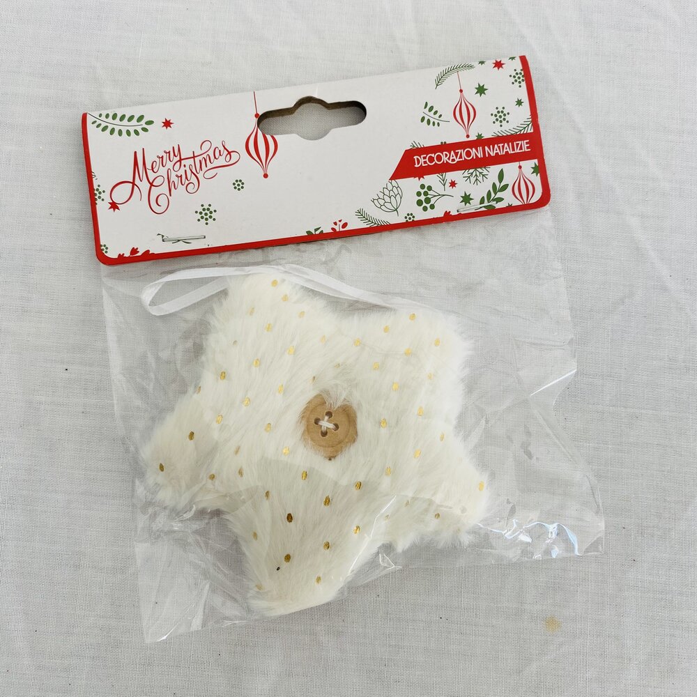 enfeite natalício em forma de árvore branca com botão de coração