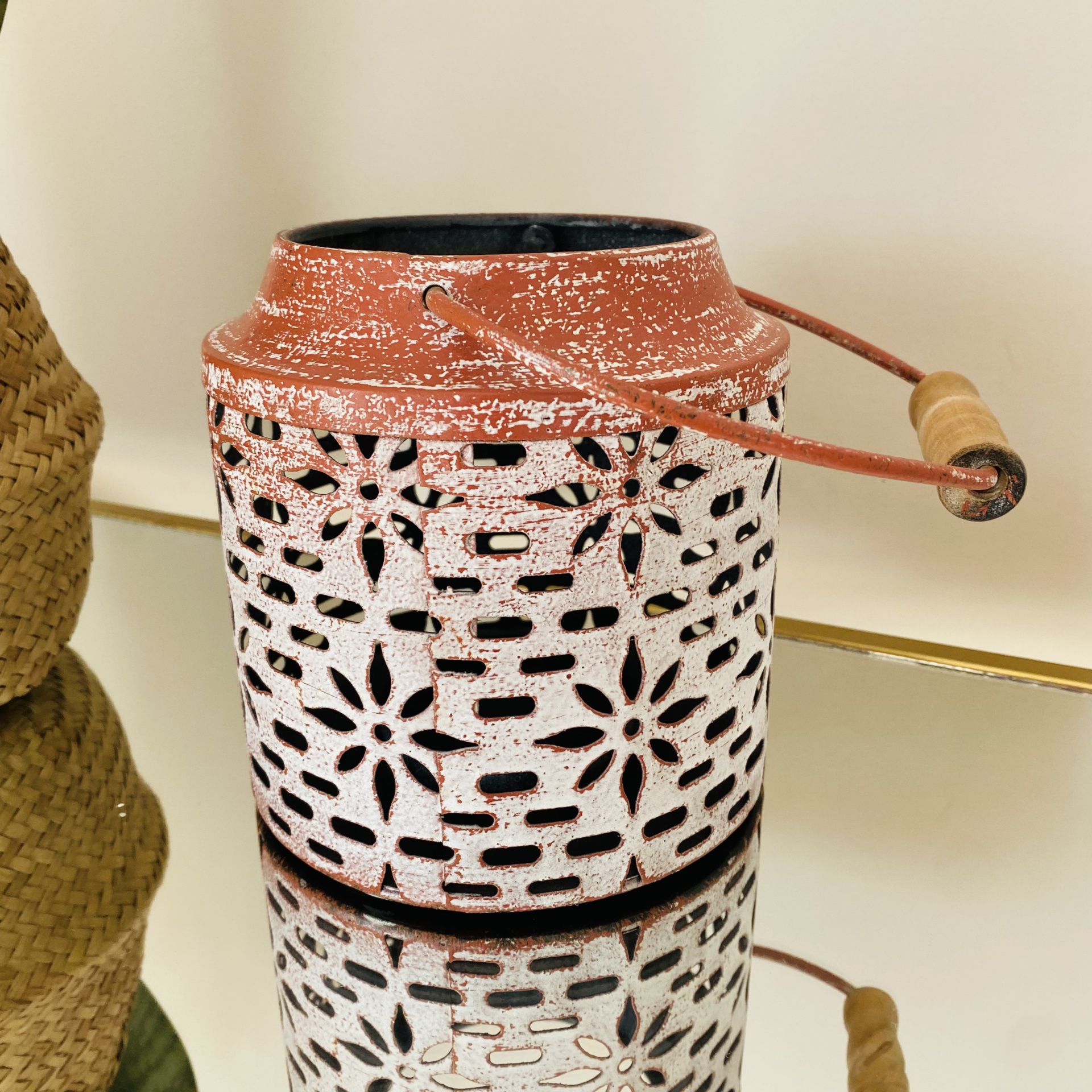 Lanterna metálica decorativa com padrão floral e alça de madeira