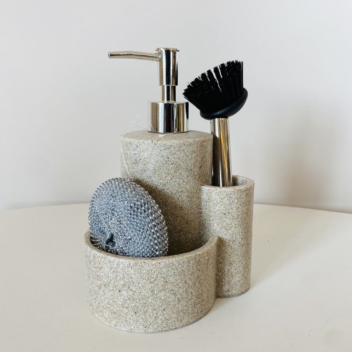 Conjunto de acessórios de cozinha em pedra bege com doseador de sabão, escova preta e esponja metálica