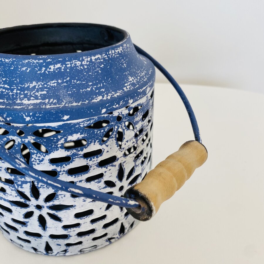 Lanterna decorativa azul e branca em metal com alça de madeira