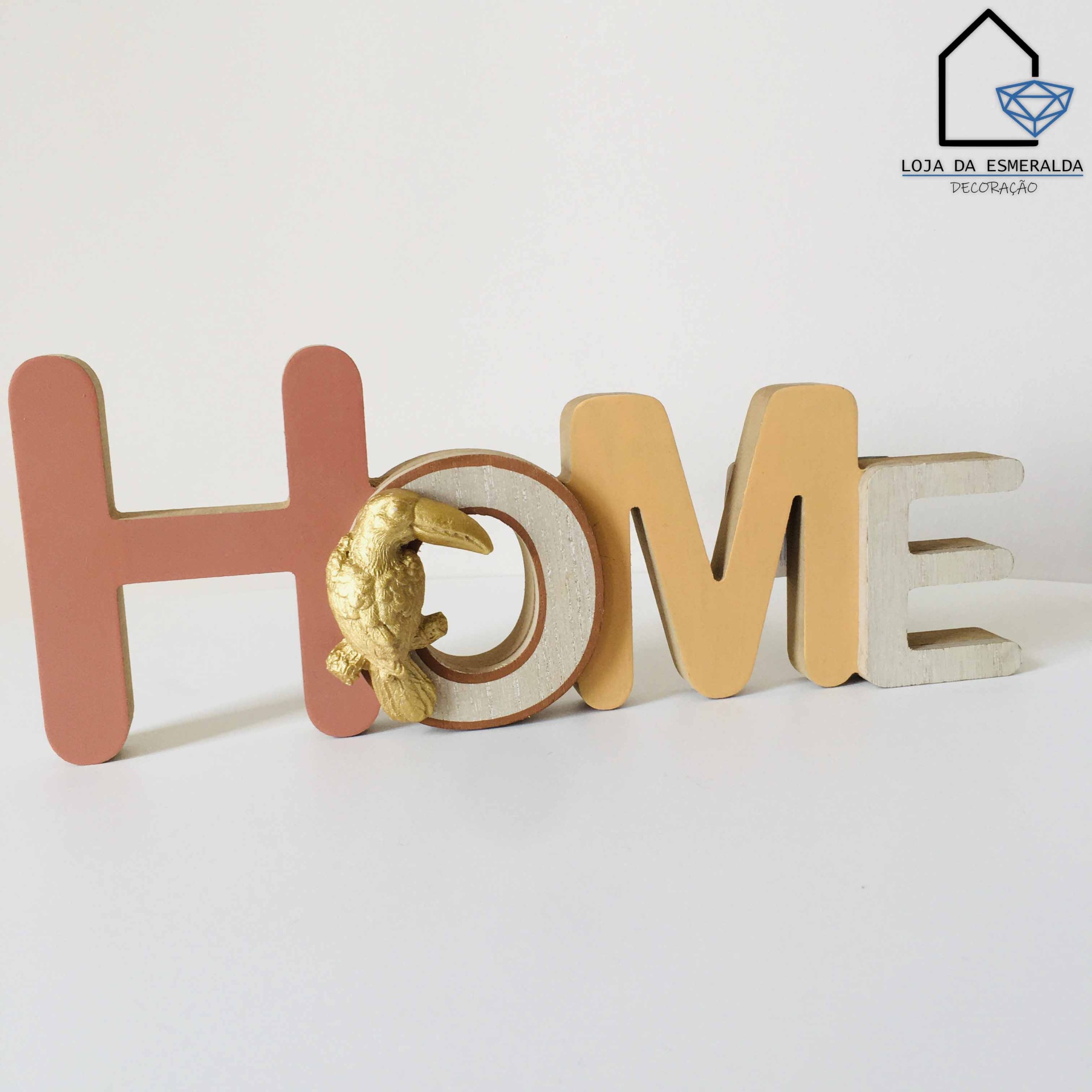 Decoração com letras H, O, M, E coloridas e pássaro dourado na letra O