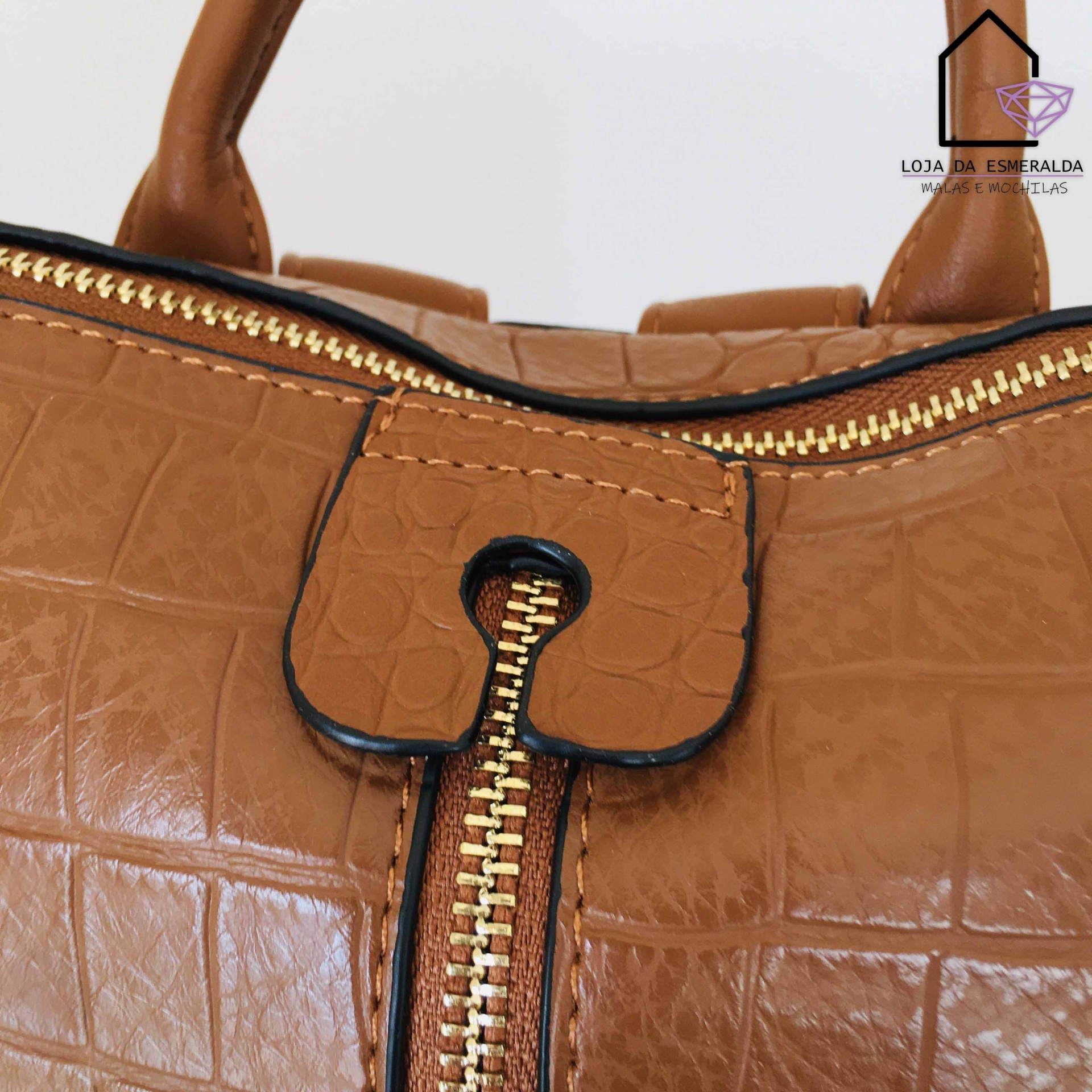 Mala de mão castanha com padrão de pele de crocodilo e fecho dourado.