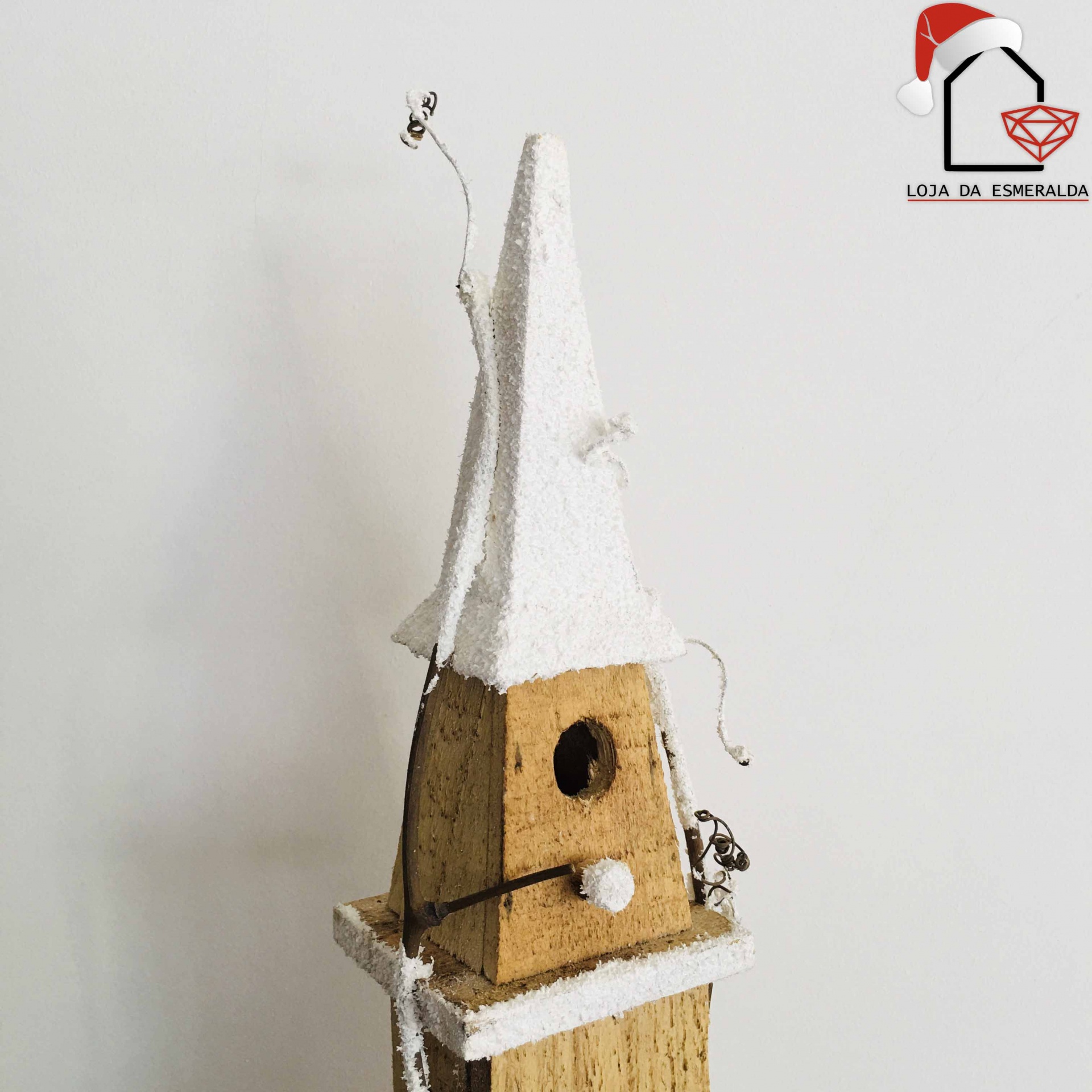 Casa de pássaros decorativa de madeira com acabamento branco e pequeno orifício circular na frente