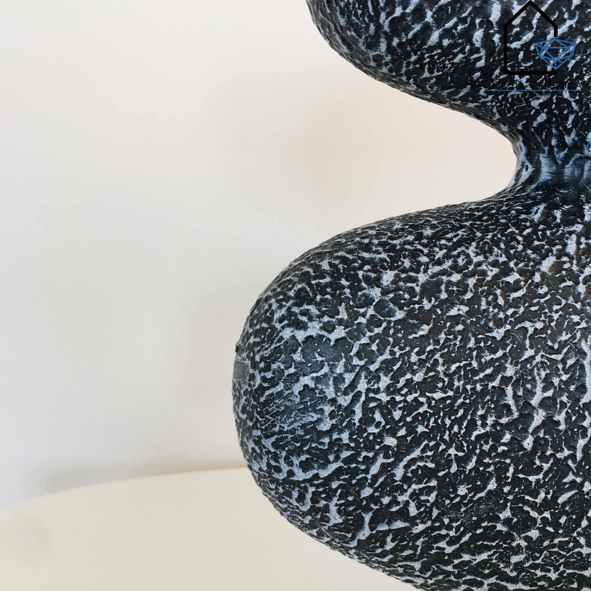 Peça escultórica texturizada preta e branca