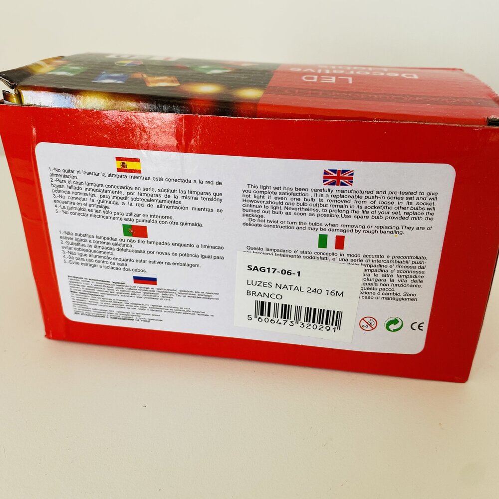 Caixa vermelha com luzes de Natal LED brancas e texto multilíngue