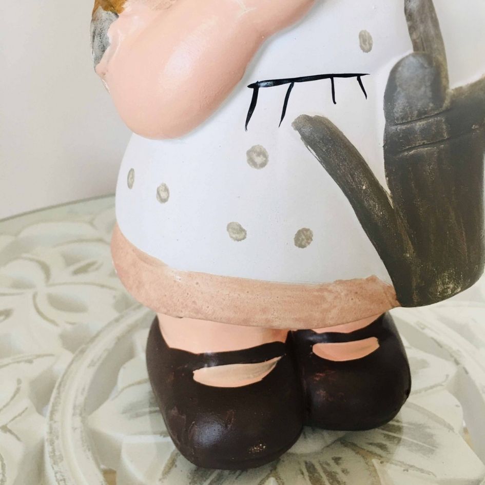 Figura decorativa de cerâmica com vestido branco às bolinhas e sapatos pretos